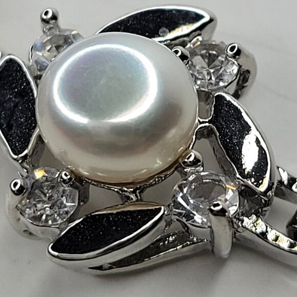 White Pearls Bracelet with Crystals in Silvery Rhodium Floral Shape Bracelet - Picture 3 of 9